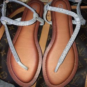 NWOT Silver curved thong sandals 7 1/2 wrong size